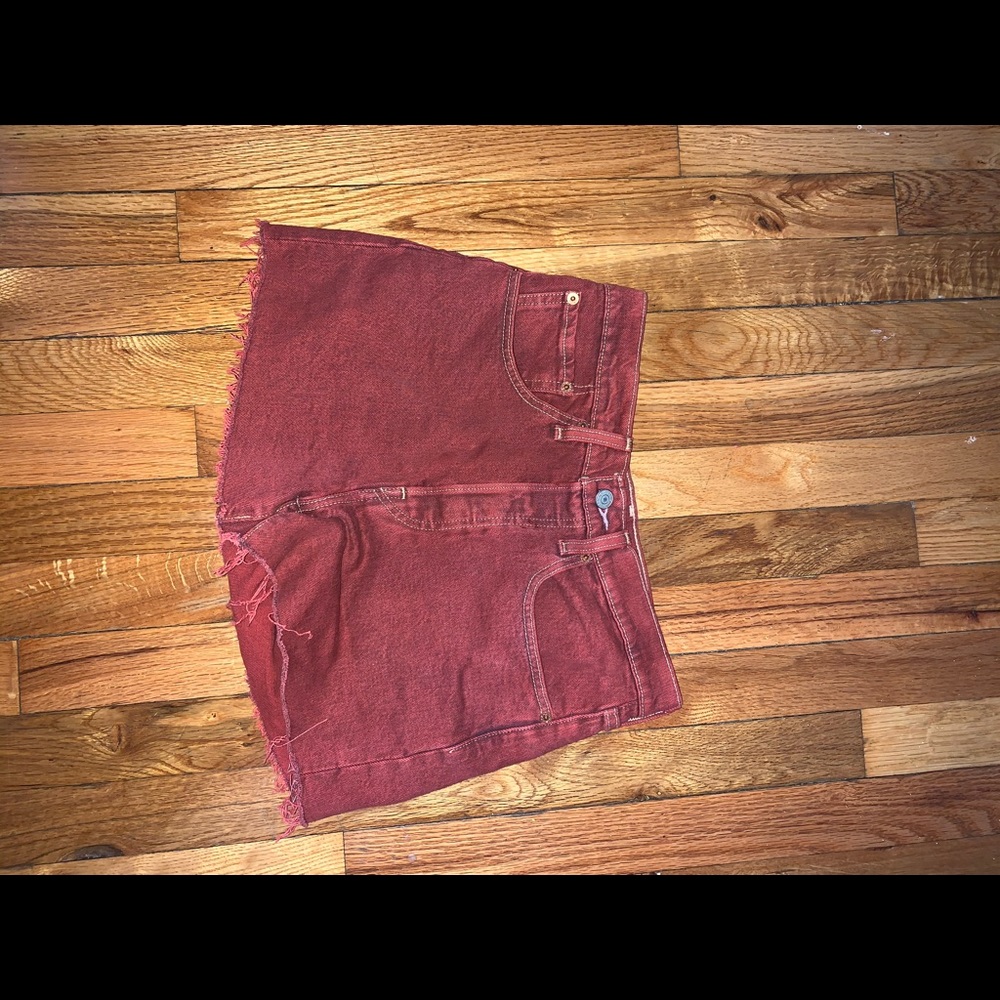 Super cute red Levi’s high waisted shorts - Picture 3 of 3